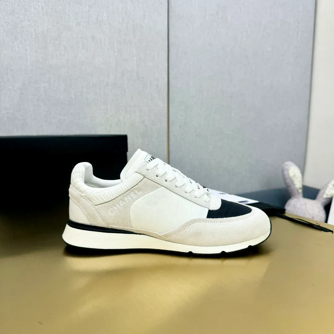 👟👟Ex-factory price 560👟👟 CHANEL Chanel thick-soled panda sneakers Panda biscuit shoes Chanel 2024ss popular panda shoes 🐼Colorful thick-soled casual sports shoes sneakers counter synchronization The counter is very popular Very difficult to buy a shoe The most popular thick-soled panda shoes on the Internet It can be imagined that small fragrance control can not miss it, both appearance and comfort coexist Simple and versatile white shoes. The thick sole increases height and is super versatile. You can wear it with your eyes closed😍Whoever wears it will look better. Upper: calfskin. Lining: imported sheepskin lining. Outsole: TPU original outsole. Size: 35-40 (41 customized.